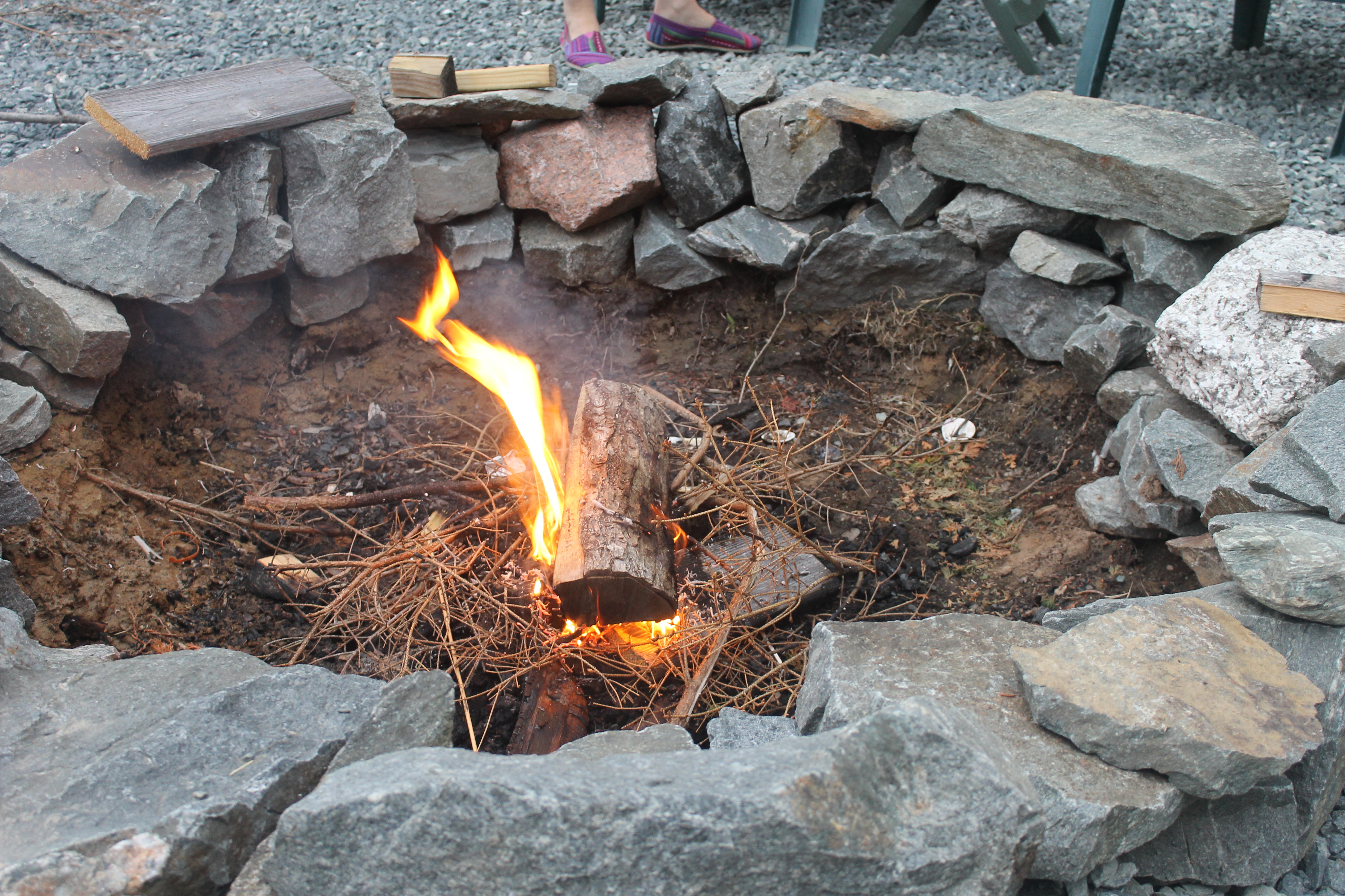 Petit bois sec préparé pour le démarrage du feu